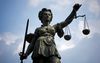 Vrouwe Justitia, beeld van de rechtsspraak, hier op de Romerplatz in het Duitse Frankfurt. beeld ANP, Lex van Lieshout
