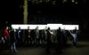 Een groep mensen loopt met een groot, verlicht kruis door Zeist tijdens de repetitie voor de uitvoering van de veertiende editie van The Passion. beeld ANP, Sem van der Wal