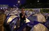Betogers hebben een tentenkamp opgezet in de buurt van het Israëlische parlementsgebouw in Jeruzalem. Ze eisen de vrijlating van alle gijzelaars en het vertrek van de regering. beeld AFP, Menahem Kahana