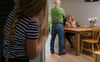 Een meisje kijkt naar haar ruziënde ouders. De gemeente Barneveld wil gezinnen helpen negatieve patronen uit te bannen door plaats te bieden in een pauzewoning. beeld ANP, Roos Koole