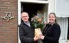 Annie Verhoeven-van Horssen geeft haar schoonvader Wim Verhoeven een bloemetje. „Hij is elke zaterdag bij ons kerkgebouw te vinden om alles in orde te maken voor de diensten de volgende dag.” beeld Erald van der Aa