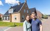 Nellena en Niels Klop voor hun zelfgebouwde huis in Nederhemert.
Tussen de vergunningaanvraag en de bouw zat bijna drie jaar. beeld RD, Anton Dommerholt