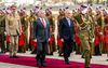 De Jordaanse koning Abdullah II (l.) ontvangt de Iraakse president Abdul Latif Rashid maandag in Amman. Jordanië krijgt veel kritiek op het assisteren van Israël bij het afslaan van de Iraanse aanval van afgelopen weekeinde. beeld AFP, Jordanian Royal Hashemite Court