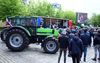 Nederlandse boeren protesteerden dinsdag in Brussel tegen de aangescherpte mestregels. Een delegatie sprak daarna met ambtenaren van verantwoordelijk Eurocommissaris Sinkevicius.  beeld ANP, Dursun Aydemir 