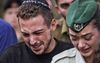 Israëliërs rouwen om de dood van een vriend die in kibboets Be’eri door Hamasterroristen om het leven is gebracht. beeld AFP, Ronaldo Schemidt
