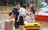 Bewoners uit de Qingyuan worden geëvacueerd. De stad in de zuidelijke Chinese provincie Guangdong wordt geteisterd door zware regenval. beeld AFP