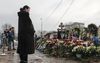 Mensen bezoeken het graf van Alexej Navalny, een dag na zijn begrafenis in een buitenwijk van Moskou, begin maart. beeld EPA, Maxim Shipenkov 