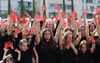 Families van Israëlische gijzelaars die in Gaza worden vastgehouden tonen rood geverfde handen tijdens een protest in Tel Aviv, ter gelegenheid van 200 dagen sinds de ontvoeringen en aanvallen van Hamas op 7 oktober. beeld EPA, Abir Sultan