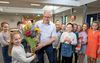  Nina Paans uit groep 7 van de Willem Farelschool in Hoevelaken geeft een bloemetje aan conciërge Ido Bos. „Meester Bos doet veel voor ons allemaal.” beeld Ruben Schipper Fotografie