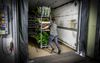 Een werknemer van een sierteeltgroothandel in Rijnsburg laadt een vrachtwagen. Er is veel onzekerheid in de branche door de fysieke controles die sinds dinsdag in Britse havens van kracht zijn. beeld ANP, Robin Utrecht