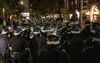 Politieagenten bereiden zich dinsdagavond in de straten van New York voor om de campus van Columbia University te ontruimen. Het gebouw werd bezet door pro-Palestijnse studenten. beeld AFP, Stephanie Keith
