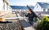 Een installateur plaatst zonnepanelen op het dak van een woning. beeld ANP, Jeffrey Groeneweg