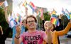 Een lhbti-activist houdt een regenboogvlag vast. Puberteitsremmers zijn bedoeld om tieners de tijd te geven na te denken over de vraag of ze in transitie willen. In de praktijk wordt de behandeling bijna altijd gevolgd door cross-sekse (geslachtsbevestigende) hormonen. beeld iStock