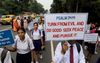 Christenen in de Indiase stad Calcutta demonstreren voor vrede in Manipur, september 2023. beeld EPA, Piyal Adhikary