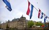 Nederlandse vlaggen hangen bij de Hofvijver ter gelegenheid van Bevrijdingsdag. beeld ANP, Ramon van Flymen