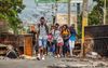 De afgelopen maanden ontvluchtten meer dan 90.000 mensen de hoofdstad Port-au-Prince uit angst voor bendegeweld. beeld EPA, Mentor David Lorens