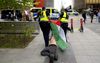 Pro-Palestijnse demonstrant wordt afgevoerd door de politie. Beeld ANP, Sander Koning.