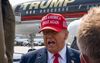De Republikeinse presidentskandidaat en oud-president Donald Trump voor zijn Trumpvliegtuig op de internationale luchthaven Heartsfield-Jackson in de Amerikaanse stad Atlanta in de staat Georgia. beeld AFP, Megan Varner