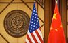 De vlaggen van de Verenigde Staten en van China. De Amerikaanse regering heeft 37 Chinese bedrijven in de ban gedaan zodat met hen niet zomaar meer zaken mogen worden gedaan. beeld AFP, Mark Schiefelbein. 