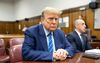 De Republikeinse presidentskandidaat Donald Trump in de rechtbank van New York. beeld AFP, Justin Lane