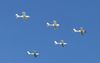 Vijf burgertoestellen vliegen in formatie boven Tel Aviv op 14 mei, de 76e onafhankelijkheidsdag van de staat Israël. beeld EPA, Abir Sultan