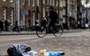 Afval op straat. VVD-raadslid Malkis Jajan wil met torenhoge boetes voor zwerfafval bereiken dat zijn stad Enschede „de schoonste van Europa” wordt. beeld ANP, Remko de Waal