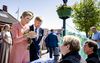 Koning Willem-Alexander en koningin Máxima spreken in Zoutkamp garnalenpellers en een nettenboeter. beeld ANP, Sem van der Wal