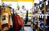 Een man zoekt kleding uit bij een kledingbank. Lokale armoedehulporganisaties, zoals kledingbanken, zagen het aantal hulpvragen in het afgelopen halfjaar toenemen. beeld ANP, Ramon van Flymen