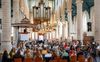 Het jaarlijkse Pinksterappel, maandag in de Grote Kerk in Weesp. Sprekers op de bijeenkomst, georganiseerd door de jeugdvereniging van de christelijke gereformeerde kerk in Ouderkerk aan de Amstel, waren ds. A.D. Fokkema (op de kansel) en ds. M. Klaassen. Thema was ”De Geest vanuit Galaten”. beeld Ruben Schipper Fotografie