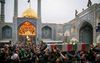 Duizenden mensen woonden maandag de begrafenis bij van de Iraanse president Ebrahim Raisi in een islamitisch, sjiitisch heiligdom in Qom. beeld AFP, Hamid Abedi