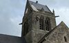 Een parachutist bleef hangen aan de kerktoren van Sainte-Mère-Église. beeld RD