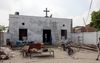 In de Pakistaanse stad Jaranwala werden in augustus 2023 ruim twintig kerken verwoest door woedende moslims. Een maand later worden kerken met overheidssteun gerenoveerd. beeld Jan Dirk van Nifterik