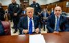 Donald Trump in de rechtszaal in New York. Door het zwijggeldproces ligt de rechtspraak in de VS opnieuw onder vuur. beeld AFP, Mark Peterson
