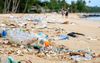 Afval op het strand. Wetenschappers vinden overal microplastics. Ze hebben ze nu ook in zaadballen aangetroffen. beeld iStock