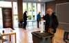 Een kiezer afgelopen donderdag in het stembureau in de Gereformeerde Gemeente in Nederland in Gouda. beeld Cees van der Wal