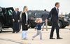 Hunter Biden (r.) met zijn vrouw Melissa en zoon Beau bij aankomst op een luchtmachtbasis in Delaware om de uitspraak van de jury in zijn strafzaak aan te horen. President Joe Biden (l.) kijkt toe. beeld AFP, Andrew Caballero-Reynolds