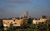 Rookpluimen boven de Gazastrook na een Israëlische luchtaanval dinsdag. beeld AFP, Eyad Baba.  