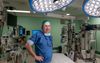 Kinderchirurg Justin de Jong in een van de operatiekamers in het Amsterdamse UMC. beeld Ronald Bakker