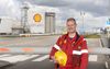 Procesoperator Corné Huisman staat voor de fabriek van Shell in Moerdijk. Daar werkt hij inmiddels bijna zeven jaar. beeld RD, Anton Dommerholt