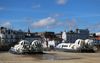 Twee vaartuigen van Hovertravel liggen te wachten op passagiers op het strand van het Britse eiland Wight. beeld tekstpast.nl