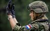 Koningin Máxima neemt donderdag in camouflagepak deel aan een oefening van het Regiment Genietroepen. beeld ANP, Robin van Lonkhuijsen