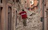 Bewoner bij verwoeste huizen. beeld AFP, Fadel Senna