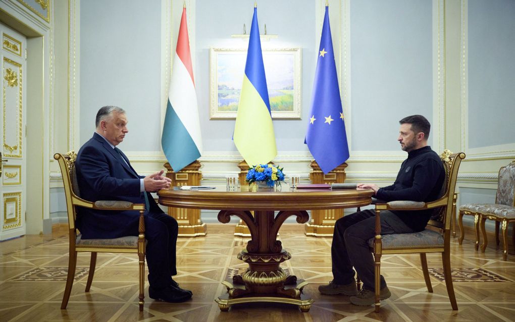 De Hongaarse premier Viktor Orbán (l.) en de Oekraïense president Volodymyr Zelensky ontmoetten elkaar in Kyiv. beeld Ukrainian Presidential Press Service