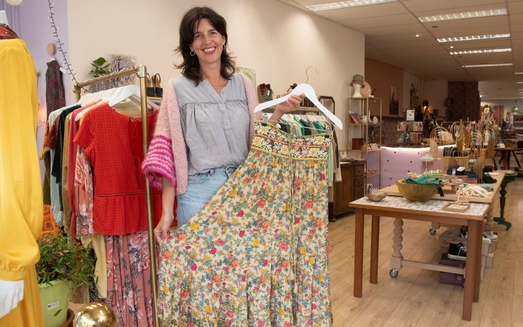 Bij kledingbieb Gaia kunnen vrouwen kleding huren en kopen. beeld Ruben Meijerink
