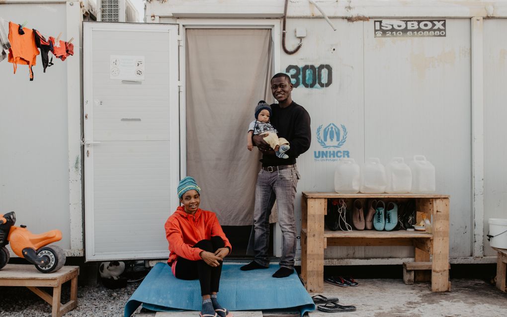 Mohamed (31) en Adama (25) zijn gevlucht uit Sierra Leone. Tijdens de vlucht wordt hun zoontje Osman geboren, enkele uren nadat de boot waarop ze zaten, is gestrand op de rotsen van Barbalias. beeld Marianne van Elst-Sijtsma