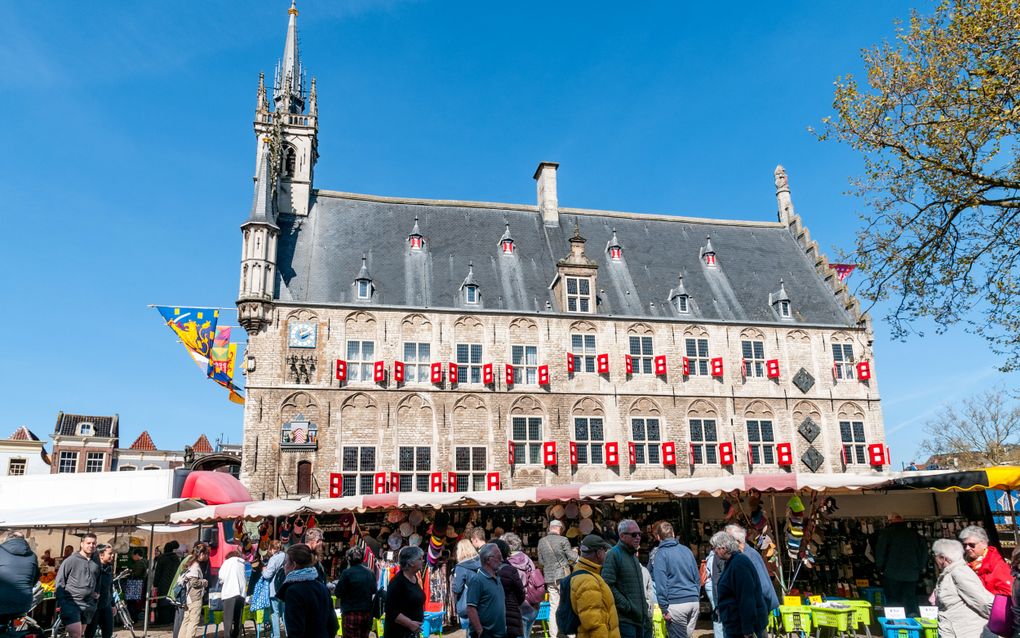 Op donderdag en zaterdag is er warenmarkt rondom het monumentale stadhuis van Gouda. beeld iStock