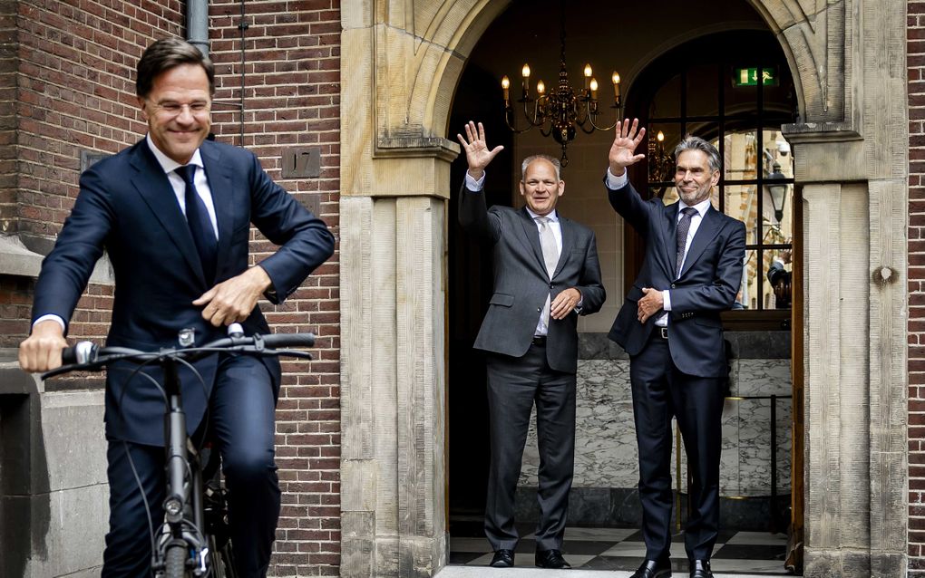 Premier Dick Schoof neemt samen met Gert-Jan Buitendijk, secretaris-generaal van het ministerie van Algemene Zaken, afscheid van oud-minister-president Mark Rutte. beeld ANP, Remko de Waal