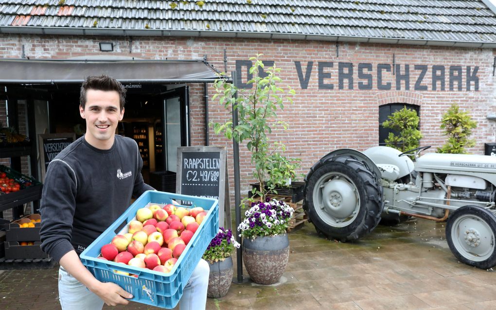 Eigenaar Gijsbert Vroegindeweij van De Verschzaak in Ochten: „Klanten komen soms voor een bakje aardbeien vanuit Rhenen naar Ochten.” beeld VidiPhoto