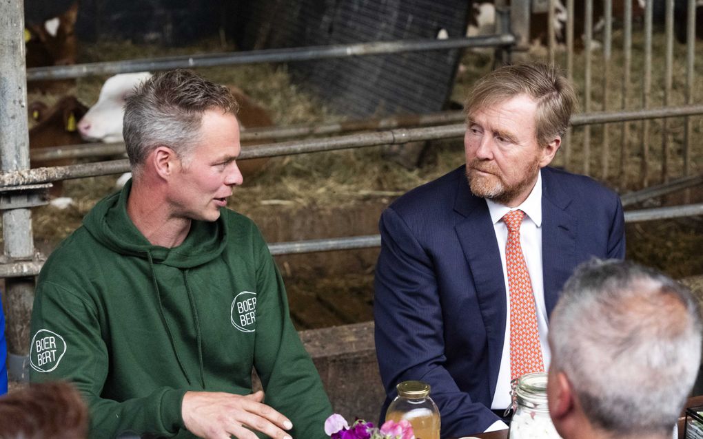 Koning Willem-Alexander tijdens een bezoek aan een boerenbedrijf in Kamerik. De koning bezoekt meerdere locaties in de gemeente Woerden en gaat in gesprek met bewoners. beeld ANP, JEROEN JUMELET