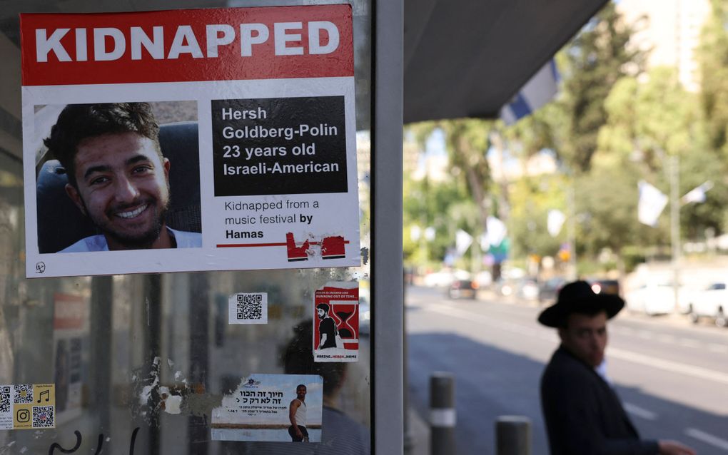 Hersh Goldberg werd op 7 oktober door Hamas ontvoerd. Hij verloor zijn arm bij de aanslagen. beeld AFP, Hazem Bader